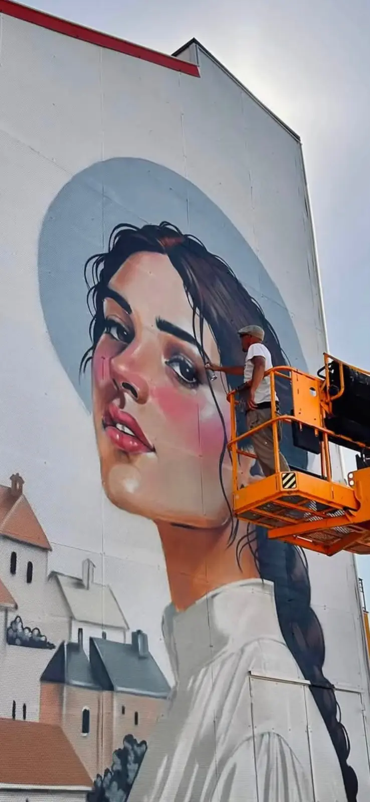 MAS réalisant la fresque Juliette depuis une nacelle