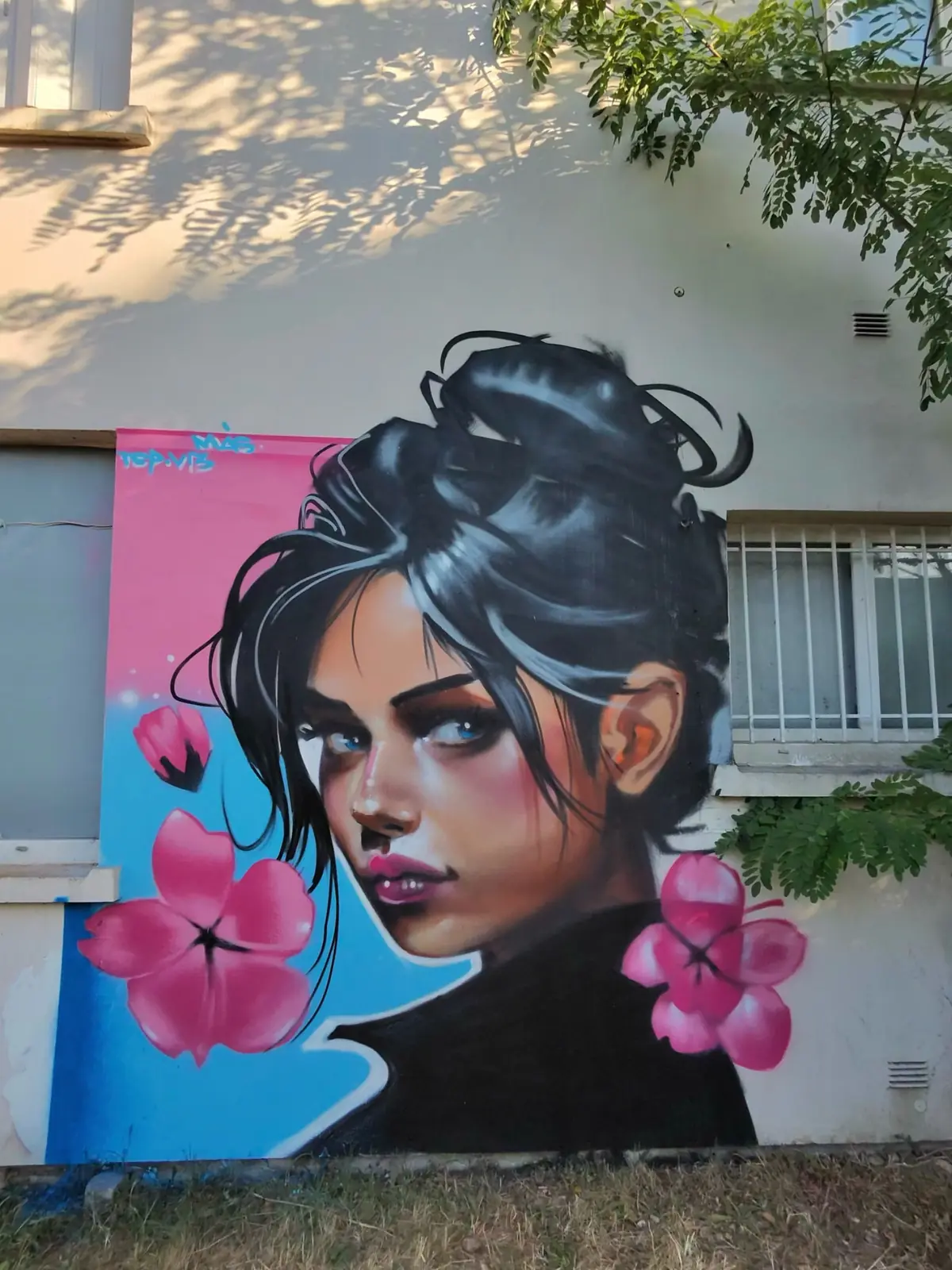 Portrait floral, fresque murale de MAS GRAFFITI — Collection Été 2026