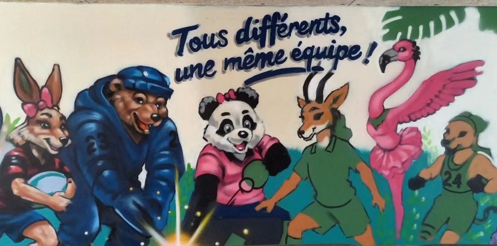 Fresque de Más à Chauny : des animaux sportifs réunis autour du message « Tous différents, une même équipe ! »