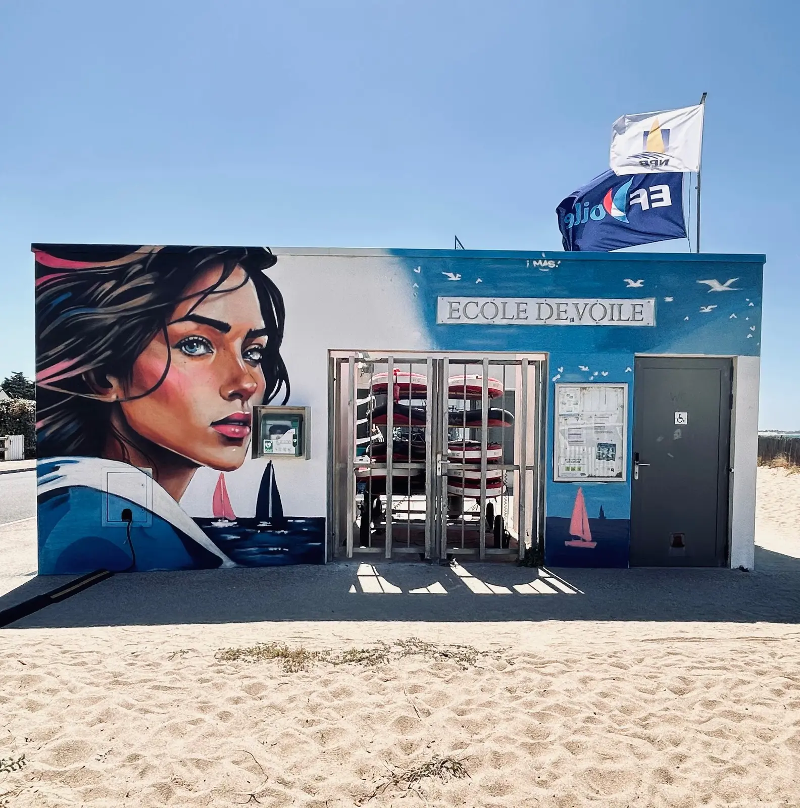 Le visage de l’océan, fresque murale de MAS GRAFFITI — École de voile · La Turballe