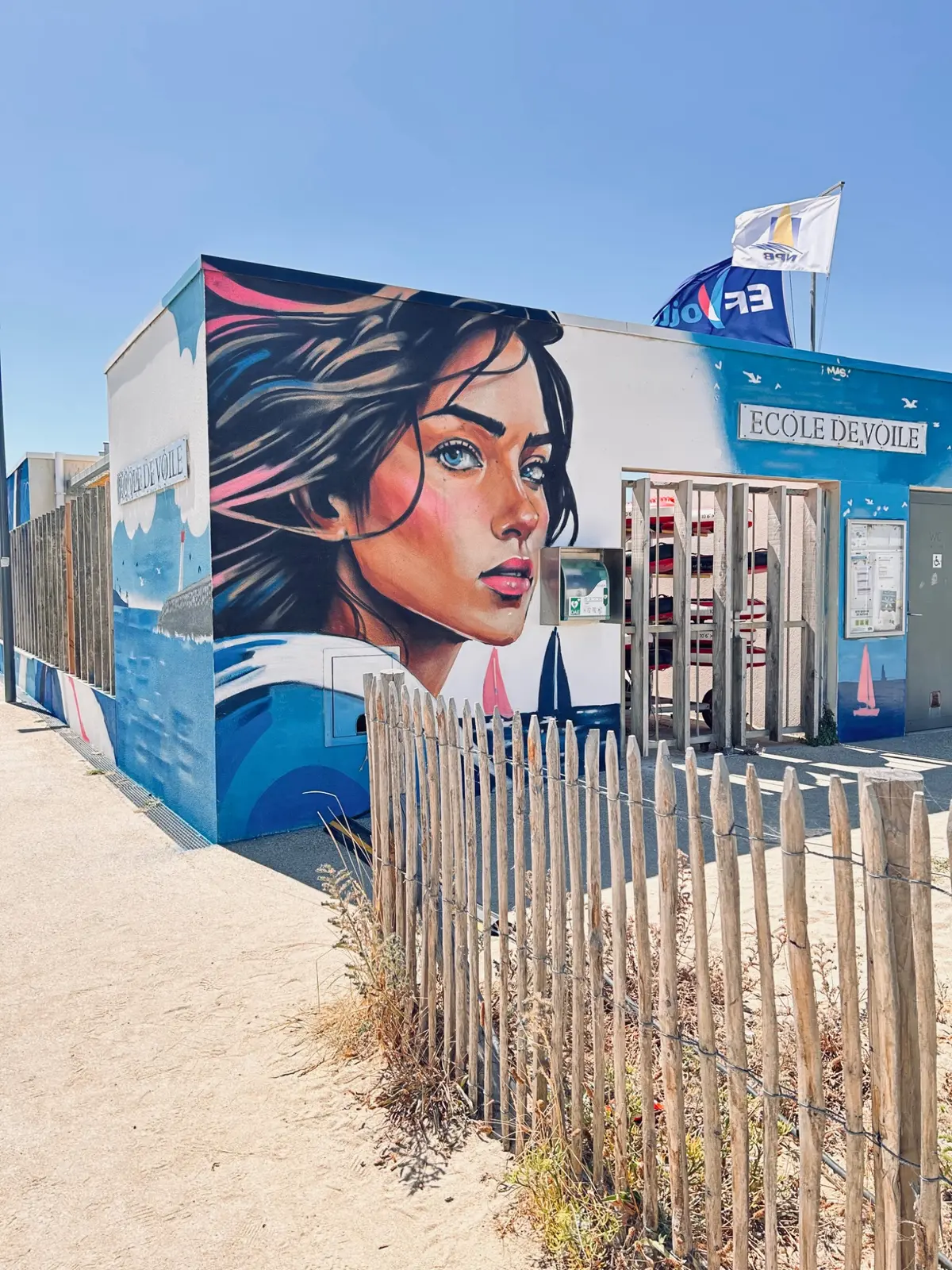 Le visage de l’océan, fresque murale de MAS GRAFFITI — École de voile · La Turballe