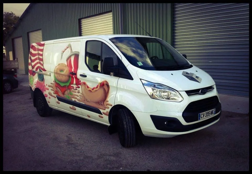 Food truck peint par Más à Seignosse dans les Landes, décor de carrosserie inspiré de la street food