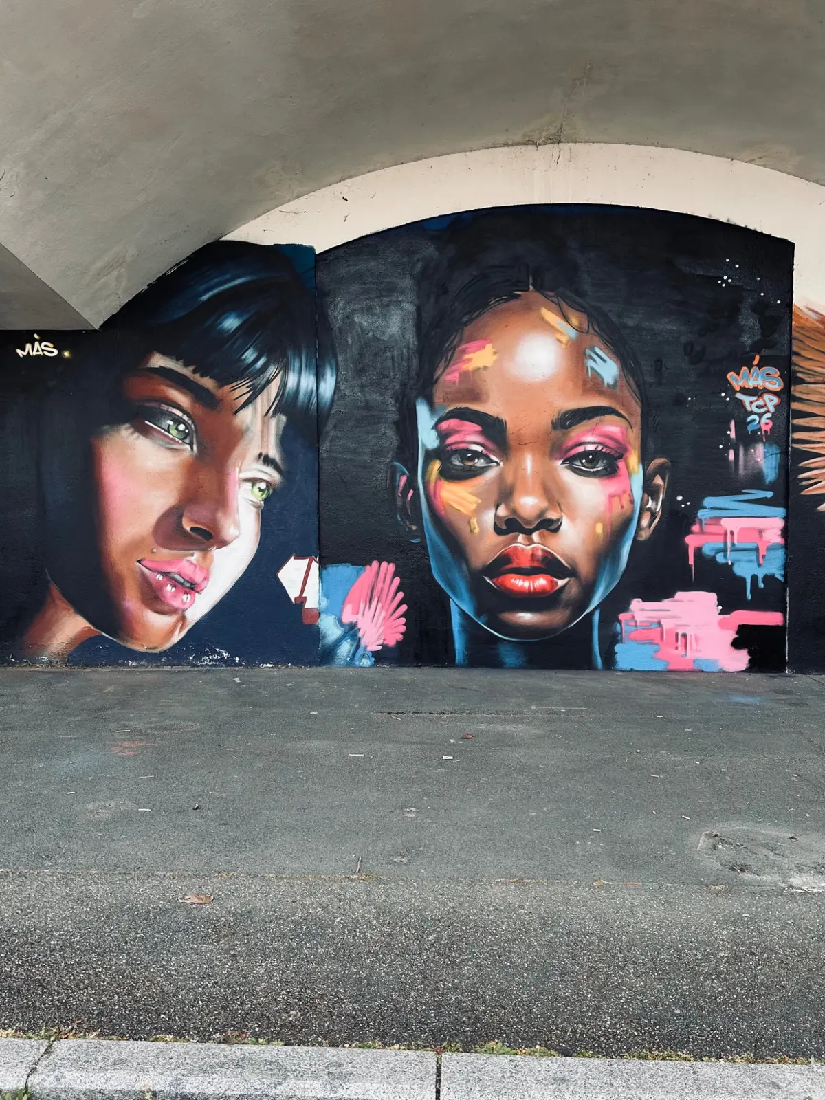 Clarté urbaine, fresque murale de MAS GRAFFITI — Gymnase Thiers · Bordeaux