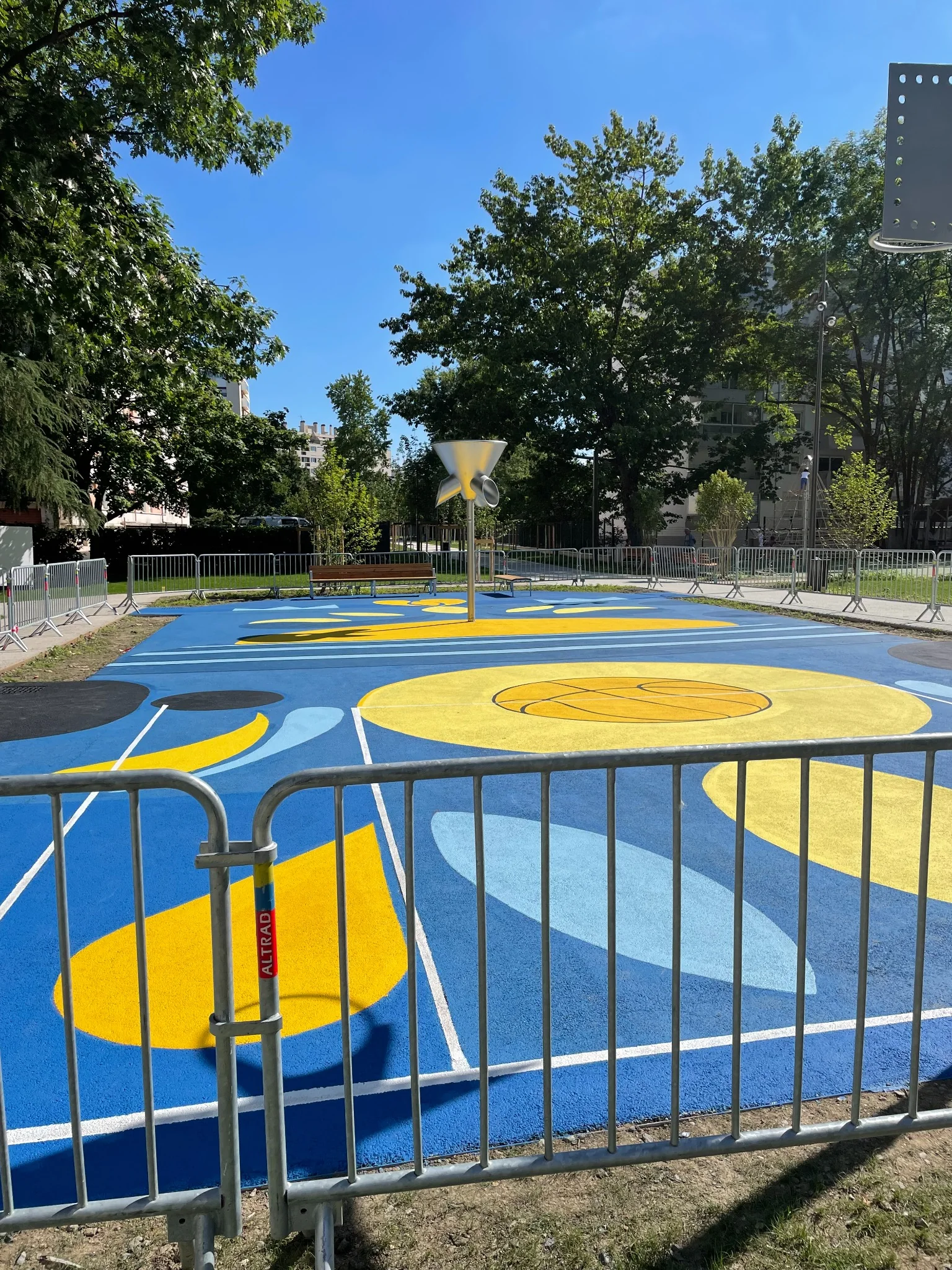 Vue d’ensemble du playground participatif de Pau après sa réalisation avec des jeunes et Más