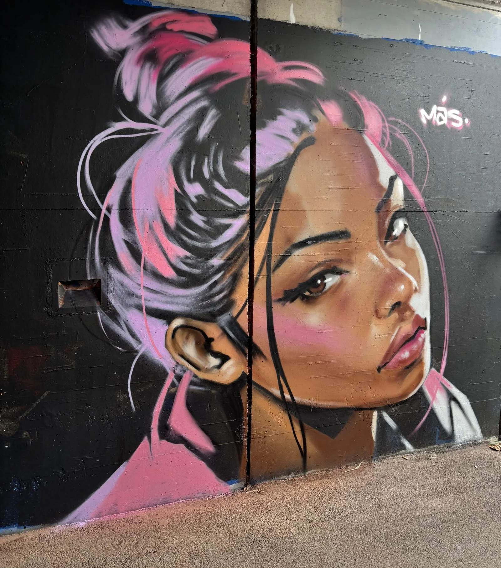 PINKY SISTER, portrait féminin aux lumières roses et mauves, peinture personnelle de Más